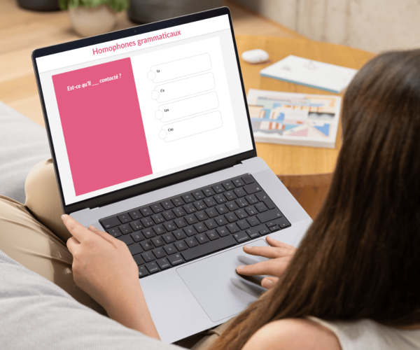 Adolescente en train de travailler sur son ordinateur sur la plateforme Orthodidacte